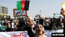 Afganistanka drži zastavu bivše vlade na protestima protiv Pakistana u Kabulu, 7. septembra 2021.