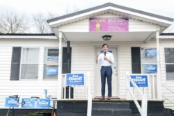 El candidato demócrata al Senado por Georgia, Jon Ossoff, habla a seguidores en Eatonton, Georgia, el 2 de enero de 2021.