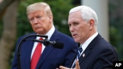 ARHIVA - Tadašnji predsednik Donald Tramp i potpredsednik Majk Pens u Beloj kući 29. marta 2020. (Foto: AP/Patrick Semansky)