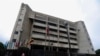 Personas caminan frente al edificio de Tribunal Suprema de Justicia de Venezuela (TSJ) en Caracas, el 28 de junio de 2017.