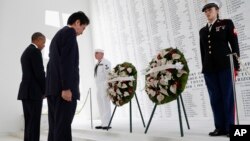 Obama i Abe prilikom ceremonije polaganja venaca kod spomenika USS Arizonana u Perl Harburu