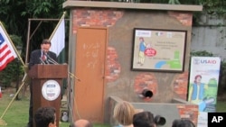 یوایس ایڈ کے عہدیدار جان مارگین تقریب سے خطاب کررہے ہیں