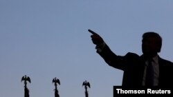 El presidente Donald Trump viajó este martes a Yuma, Arizona, para supervisar los avances en la construcción del muro fronterizo con México.