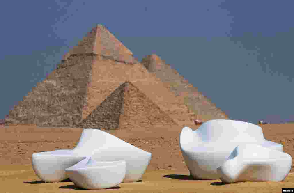 یک اثر هنری در نمایشگاه بین المللی هنری به نام "تا ابد اکنون است" که در حومه اهرام مصر دایر شده است &nbsp;