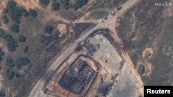 Одна за одною Україна вдарила по всіх лініях постачання, каже оглядач Forbes Девід Екс про удари по аеропортах, залізницях і портах, які використовує Росія. На фото з супутника зруйноване паливне сховище на авіабазі Бельбек, Крим, 16 травня 2024 року. Maxar Technologies/REUTERS