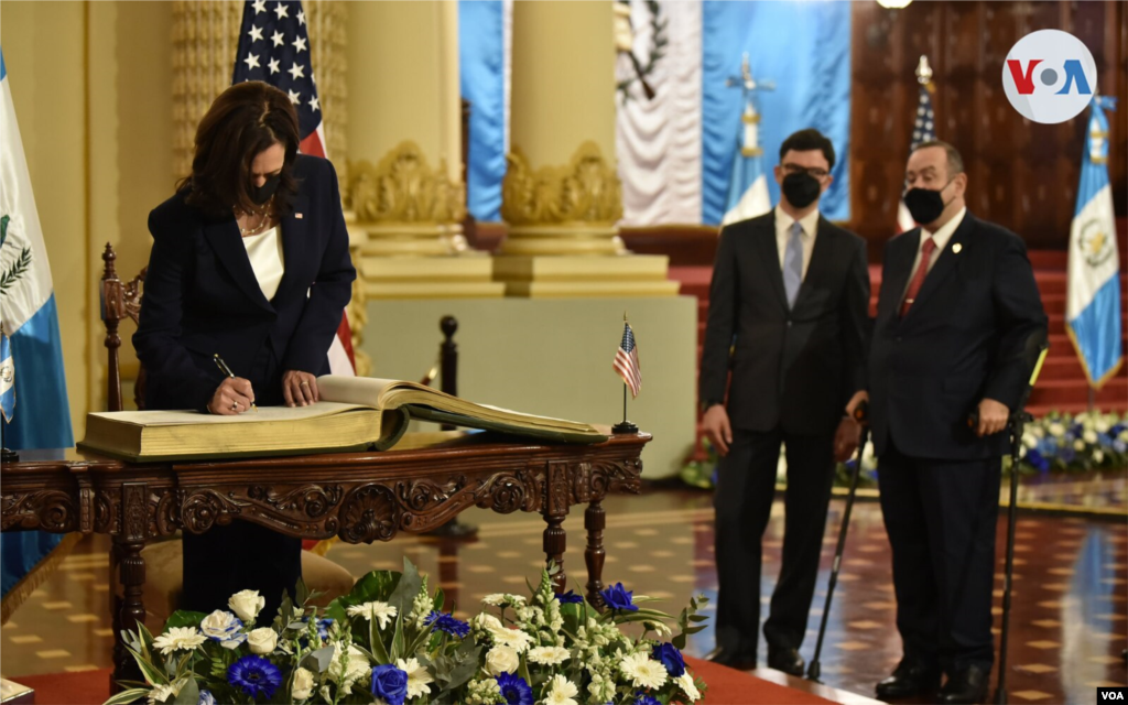 Harris desea asegurar compromisos para una mayor cooperación en seguridad fronteriza e inversión económica, pero la corrupción en la región es uno de sus principales retos. Foto: Presidencia de Guatemala 