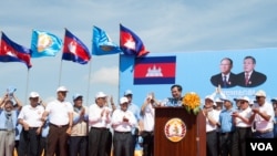 នាយករដ្ឋមន្រ្តីហ៊ុនសែន និងមន្រ្តីផ្សេងៗទៀតឈរនៅលើឆាកមុនការចាប់ផ្តើមក្បួនដង្ហែគណបក្សប្រជាជនថ្ងៃចុងក្រោយនៃការឃោសនាបោះឆ្នោត កាលពីព្រឹកថ្ងៃទី០២ ខែមិថុនា ២០១៧ក្នុងរាជធានីភ្នំពេញ។ (ខាន់ សុគុំមនោ/VOA)