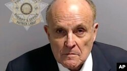 Bivši gradonačelnik Njujorka i nekadašnji lični advokat Donalda Trampa na policijskoj fotografiji okruga Fulton, 23. avgusta 2023.