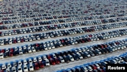 资料照片：2017年1月16日，中国辽宁省沈阳市的一个停车场停泊的新车。(路透社照片)