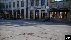 Mrlje od krvi na cesti nakon pucnjave, 12. juna 2021. u centru Austina u Teksasu.