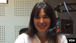 លោកស្រី Sharon May ជា​អ្នក​និពន្ធ និង​ការី​និពន្ធ​ជនជាតិ​អាមេរិក​ដែល​ថត​រូប​ជំរុំ​ជន​ភៀស​ខ្លួន​នៅ​ប្រទេស​កម្ពុជា​ក្នុង​ឆ្នាំ​១៩៨៥។ (ផន បុប្ផា/VOA)