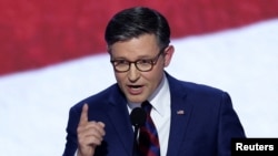 美国国会众议院议长麦克·约翰逊在威斯康星州密尔沃基举行的共和党全国代表大会上发表演说。(2024年7月16日，路透社)