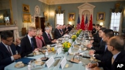 លោក​រដ្ឋមន្រ្តី​ការបទេស​អាមេរិក​ Rex Tillerson ជួប​ជាមួយ​និង​ទេសាភិបាល​ចិន​ Yang Jiechi និង Fang Fenghui នៅ​ក្នុង​កិច្ច​ពិភាក្សាការទូត​និង​សន្តិសុខ​នៅ​ក្រសួង​ការបរទេស​អាមេរិក​ក្នុង​រដ្ឋធានី​វ៉ាស៊ីនតោន​កាល​ពី​ថ្ងៃទី​២១ មិថុនា​ ២០១៧។