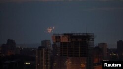 在俄罗斯使用无人机空袭基辅期间，一架无人机在城市上空爆炸。(2023年6月20日)