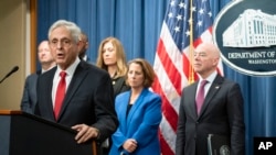 Знаеме дека глобалниот синџир на снабдување со фентанил, кој завршува со смртт на Американците, често започнува со хемиски компании во Кина, рече државниот обвинител Мерик Гарланд на прес-конференција во Вашингтон