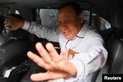 Ketua KPK Firli Bahuri memasuki mobilnya usai memenuhi panggilan di Pusat Edukasi Antikorupsi KPK di Jakarta, 20 November 2023. (Foto: M Risyal/Antara Foto via Reuters)