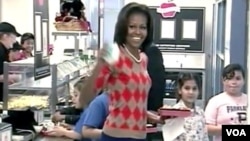 Ibu Negara Michelle Obama makan siang dengan para siswa SD Parklawn di luar kota Washington, DC dalam rangka mengumumkan standar baru makanan sekolah dari Departemen Pertanian yang memperbanyak porsi buah dan sayuran, mengurangi lemak dan garam, lebih ban