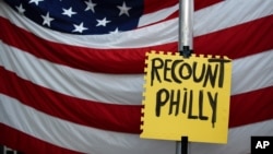Transparent Trampovih pristalica "Prebrojite ponovo glasove u Filadelfiji"