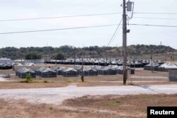 2025년 2월 21일 쿠바 관타나모 미 해군 기지의 임시 구금 시설.