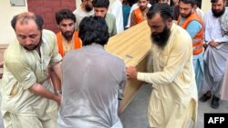 شماری از افراد تابوت هدایت الله خان، سناتور پیشین پاکستان را انتقال می‌دهند