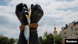 Umjetnička instalacija u Kijevu, posvećena ukrajinskim vojnicima iz Azovstala koje su zarobile ruske snage, fotografisano 24. maja 2023. godine. (Foto: Reuters/Alina Smutko)