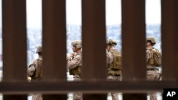 Marines de Estados Unidos desplegados en la frontera de Estados Unidos con México, cerca del puerto de entrada de San Ysidro, el viernes 7 de febrero de 2025, en San Diego. 