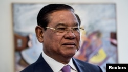 រូបឯកសារ៖ លោក ស ខេង ឧបនាយករដ្ឋមន្ត្រី និង​ជា​រដ្ឋមន្ត្រី​ក្រសួង​មហាផ្ទៃ ចូលរួម​ក្នុង​កិច្ចប្រជុំ​មួយ​ជាមួយ​នឹង​រដ្ឋមន្ត្រី​ក្រសួង​មហាផ្ទៃ​​ស៊ុយអែត លោក Anders Ygeman នៅ​ទីក្រុង Stockholm ប្រទេស​ស៊ុយអែត ថ្ងៃទី២៥ ខែឧសភា ឆ្នាំ២០១៥។ (Reuters)