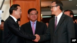 លោក​នាយករដ្ឋមន្ត្រី​ហ៊ុន​ សែន​ និង​លោកសម រង្ស៊ី ចាប់​ដៃ​​ក្រោយ​​ជំនួប​ចរចា​មួយ​កាល​ពី​​ខែ​កញ្ញា​ឆ្នាំ​មុន (២០១៣)។