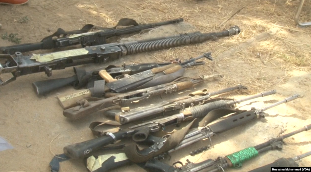 Wasu daga cikin makaman 'yan Boko Haram da suka mika wa sojoji, Fabrairu 05, 2018&nbsp;