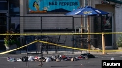 ស្បែកជើង​ត្រូវ​បាន​គេ​ប្រមូល​ផ្តុំ​ទុក​មួយ​កន្លែង នៅ​ក្បែរ​រង្គសាល Ned Peppers បន្ទាប់​ពី​មាន​ការ​បាញ់ប្រហារ​នៅ​ក្នុង​ក្រុង Dayton រដ្ឋ Ohio សហរដ្ឋអាមេរិក កាលពី​ថ្ងៃទី៤ ខែសីហា ឆ្នាំ២០១៩។