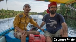 San Mala (left) and Alex Gonzalez Davidson (right), are co-founders of an environmental NGO Mother Nature Cambodia. (Photo courtesy of Mother Nature/Rod Harbinson)