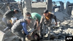 ဂါဇာမြောက်ပိုင်း Beit Lahia မြို့မှာ အစ္စရေးလေကြောင်းတိုက်ခိုက်မှုကြောင့် သေဆုံးခဲ့သူတဦးကို အဆောက်အအုံပျက်တွေကြားက သယ်ထုတ်နေကြစဥ်။ (အောက်တိုဘာ ၂၉၊ ၂၀၂၄)