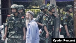 中國武警2013年6月29日在新疆烏魯木齊市街頭（日本共同社）