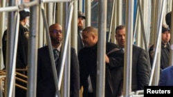 ნიუ-იორკის ოლქის პროკურორი, ელვინ ბრეგი მანჰეტენის სისხლის სამართლის სასამართლოს შესასვლელში. 4 აპრილი, 2023, ნიუ-იორკი.