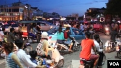 រូបឯកសារ៖ ការកកស្ទះ​ចរាចរណ៍​នា​ពេល​ល្ងាច​បន្ទាប់​ពី​មាន​គ្រោះថ្នាក់​ចរាចរណ៍​មួយ​បាន​កើត​ឡើង​នៅ​លើ​ផ្លូវ​សុធារស ក្នុង​ទីក្រុង​ភ្នំពេញ​នៃ​ប្រទេស​កម្ពុជា​នៅ​ថ្ងៃទី២៦ ខែតុលា ឆ្នាំ២០១៤។ (នូវ ពៅលក្ខិណា VOA)