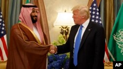 Gjatë vizitës në vitin 2017, Presidenti Trump takohet me Princin bin Salman