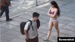  آهو دریایی، مشهور به دختر علوم و تحقیقات که در اعتراض به حجاب اجباری نیمه‌برهنه شد