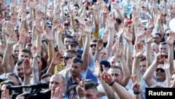 People attend an opposition demonstration to protest Protesti u Belorusiji protiv rezultata predsedničkih izbora, 17. avgust 2020. (Foto: Rojter/Vasily Fedosenko)