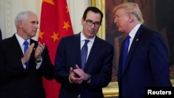 Президент США Дональд Трамп, министр финансов Стивен Мнучин и вице-президент Майк Пенс (архивное фото)