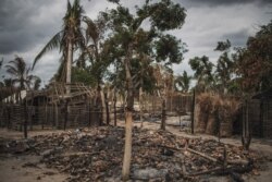 Los restos de una casa incendiada y destruida se ven en la aldea de Aldeia da Paz, recientemente atacada, en las afueras de Macomia, el 24 de agosto de 2019.