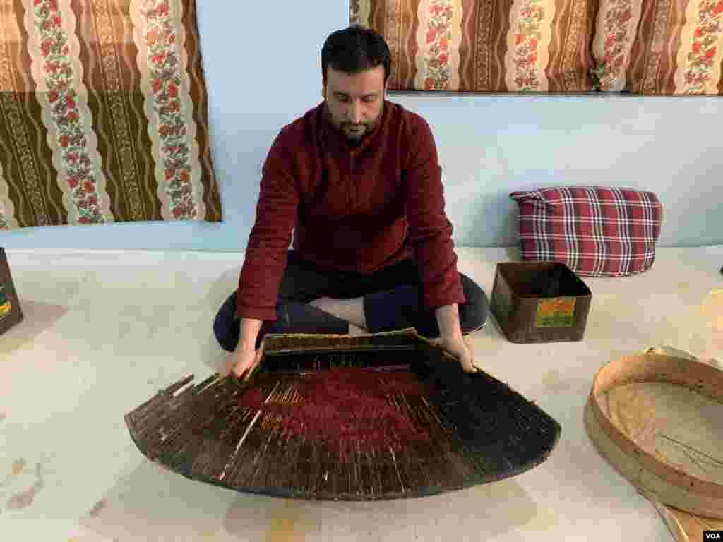 مرکزی حکومت نے حال ہی میں کشمیری زعفران کے لیے خصوصی سند کے اجرا کا اعلان کیا جس کے تحت گاہک اس کی خریداری کے وقت اس پر 'خالص کشمیری زعفران' کی مہر دیکھ سکیں گے۔ 