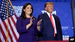 Избраниот претседател на САД, Доналд Трамп (десно) и републиканската претставничка Елиза Стефаник (лево). 