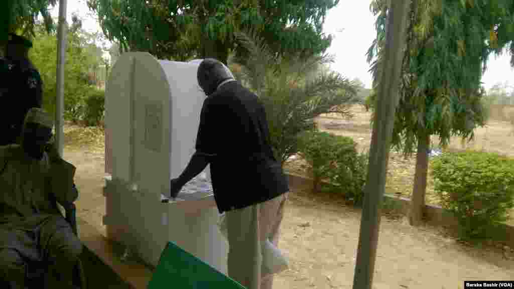 Daya Daga Cikin Ma'aikatan Zaben Jamhuriyar Nijer Mazauna Jahar Kano Najeriya Na Shirya Takardun Zabe