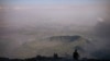 Des volcanologues et des gardes forestiers congolais du parc national des Virunga regardent la vallée du haut du volcan Nyiragongo, au nord de Goma, la capitale provinciale du Nord-Kivu, le 11 juin 2021.