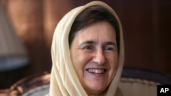 خانم غنی می گوید که منحیث یک زن و یک مادر از خطرات مخدرات مردم را آگاهی می دهد