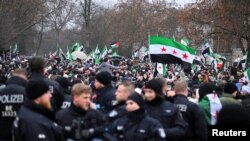 Policia qëndron pranë një tubimi në Berlin më 8 dhjetor, 2024, pasi kryengritësit në Siri njoftuan se rrëzuan Presidentin sirian Bashar Al-Assad nga pushteti/Reuters