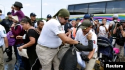 រូបឯកសារ៖ មន្រ្តីអន្តោប្រវេសន៍ម៉ិកស៊ិកឃុំខ្លួនជនចំណាកស្រុកម្នាក់អំឡុងពេលប្រតិបត្តិការមួយដើម្បីបញ្ឈប់លំហូរជនចំណាកស្រុកទៅកាន់សហរដ្ឋអាមេរិក ដោយឆ្លងកាត់ប្រទេសម៉ិកស៊ិក កាលពីថ្ងៃទី០៥ ខែមិថុនា ឆ្នាំ២០១៩។ 