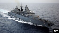 资料照片：德国“拜仁”号护卫舰在黎巴嫩沿海行驶（2008年2月29日）