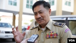 លោកឧត្ដមសេនីយ៍ ជួន ណារិន្ទ ផ្ដល់កិច្ចសម្ភាសដល់អ្នកសារព័ត៌មាន នៅក្រោយបិទបញ្ចប់មហាសន្និបាតប្រចាំឆ្នាំរបស់នគរបាលជាតិ ក្នុងបរិវេណក្រសួងមហាផ្ទៃ រាជធានីភ្នំពេញ កាលពីថ្ងៃទី០៦ ខែកុម្ភៈ ឆ្នាំ២០១៨។ (អូន ឆេងប៉រ/VOA)