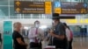 Virus Outbreak IndonesiWarga Australia diperiksa satpam saat keberangkatan di Bandara Internasional Ngurah Rai, Bali, Rabu, 18 Agustus 2021. (Foto: AP/Firdia Lisnawati)